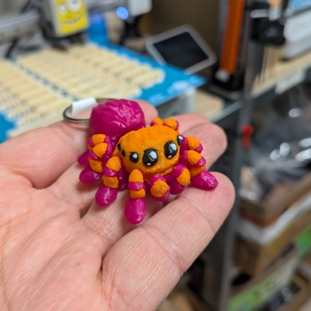 Pająk plus purpurowy - LIMITOWANY - brelok do kluczy skakun